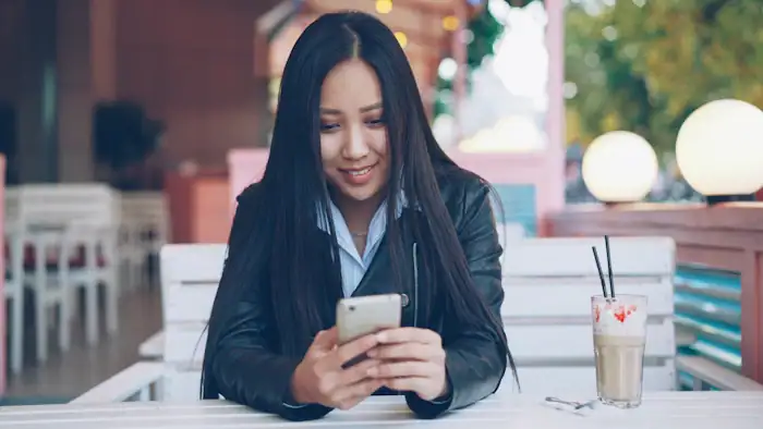 スマホを見る女性